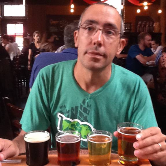 Degustando cervejas  em restaurante do Distillery District, em Toronto, no Canadá